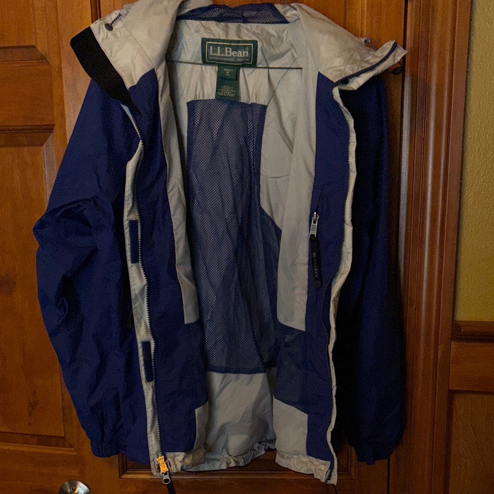 L.L. Bean women’s navy blue Raincoat - Picture 6 of 10